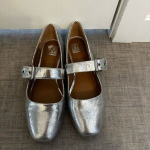 Women’s size 7.5 metallic dolce vita flat